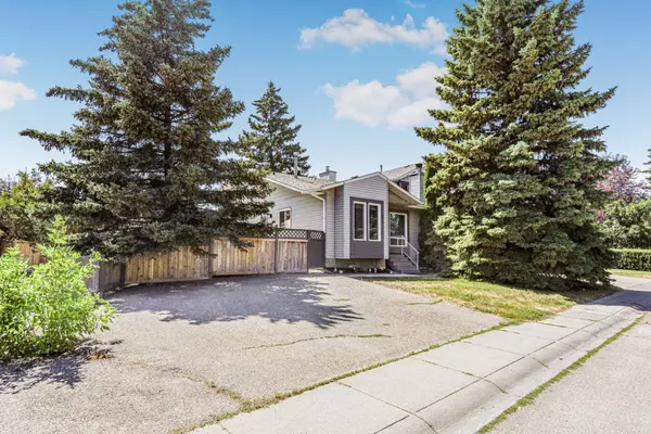 271 Deersaxon CIR Southeast, Calgary, AB T2J6S9