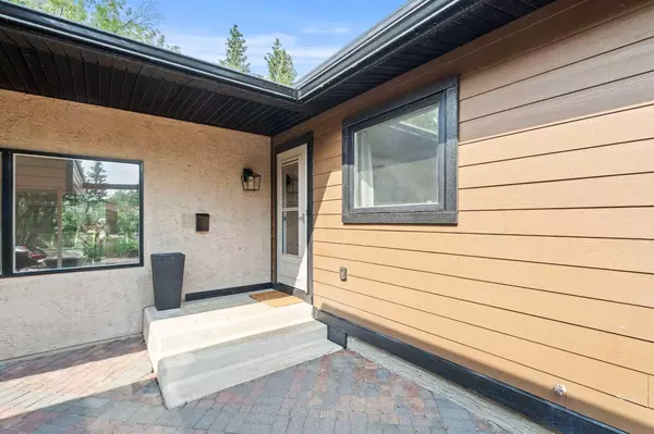 Calgary, AB T2V 0J8,112 Oakcliffe PL SW