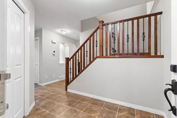 Calgary, AB T3R 0J2,96 Sage Bank CRES NW