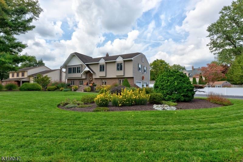 18 Daria Dr, Pequannock Twp., NJ 07440