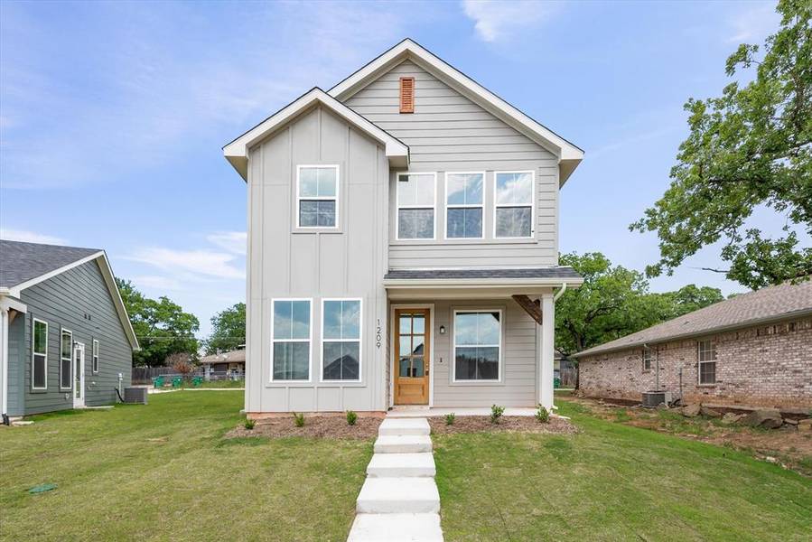 1230 Elm Court, Runaway Bay, TX 76426