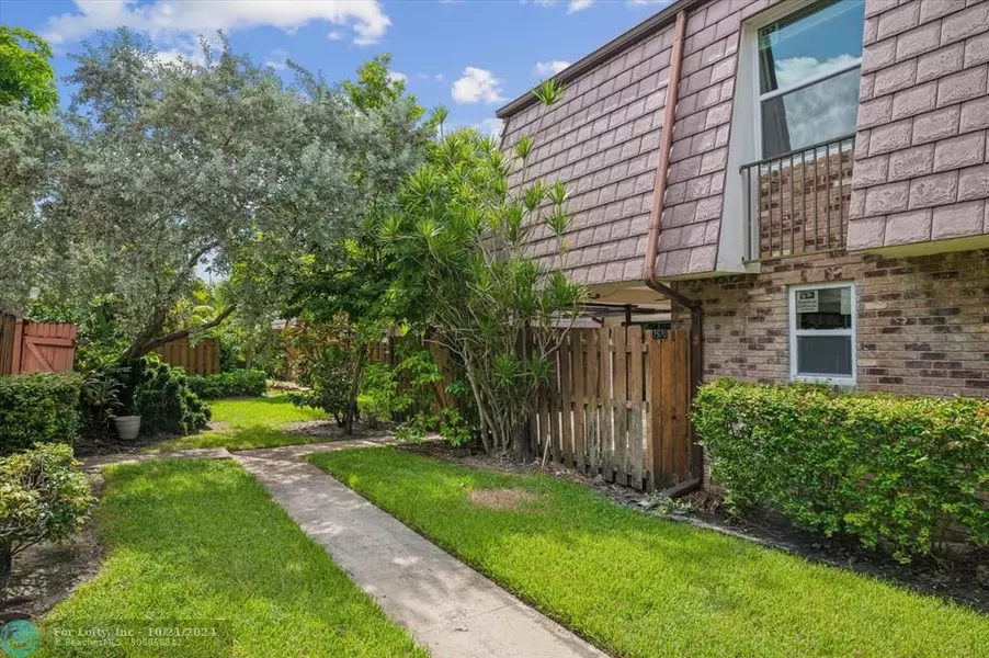 7570 E Courtyard Run E, Boca Raton, FL 33433