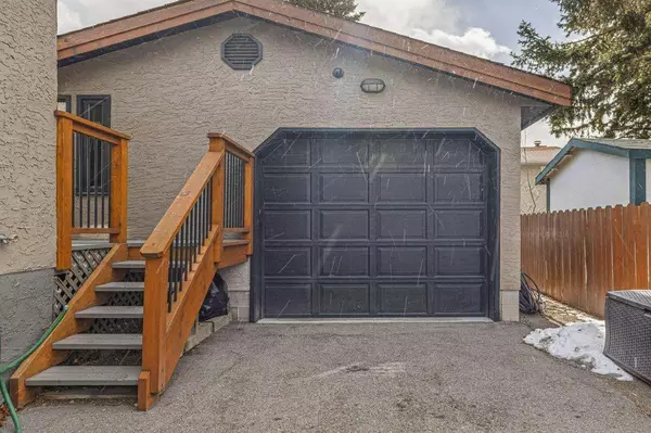 Canmore, AB T1W 1A9,342 Hoodoo CRES