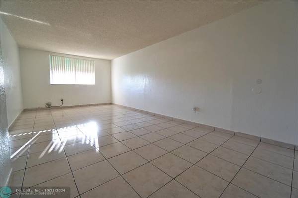 Hialeah, FL 33014,606 W 81st St #328