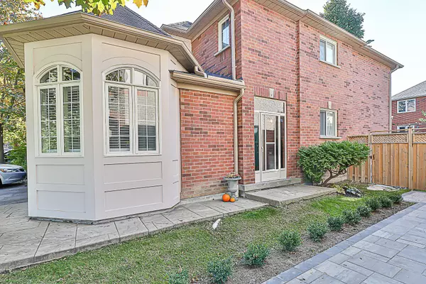 Newmarket, ON L3X 2E5,490 Bartholomew DR