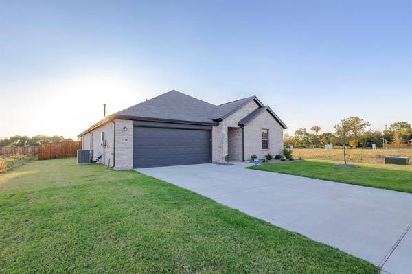 1428 Foxglove Park, Van Alstyne, TX 75495