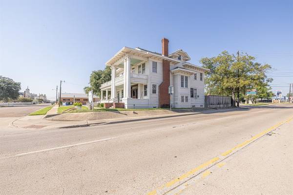 Cameron, TX 76520,312 N Central Avenue