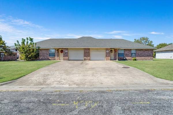 2105-2107 Albert Broadfoot, Bonham, TX 75418