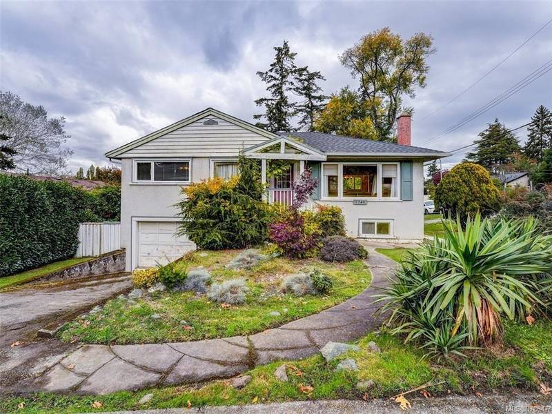 1740 Cedar Hill Cross Rd, Saanich, BC V8P 2R1