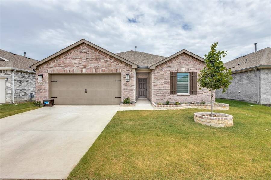 1825 Aslynn Circle, Aubrey, TX 76227