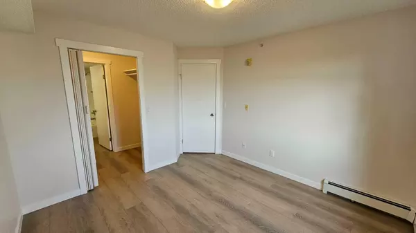 Calgary, AB T3G 5N5,4000 Citadel Meadow PT NW #311