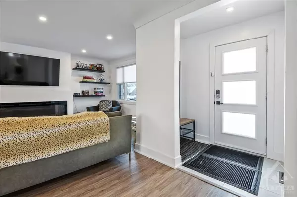 Ottawa, ON K2A 2W2,938 RIDDELL AVE N