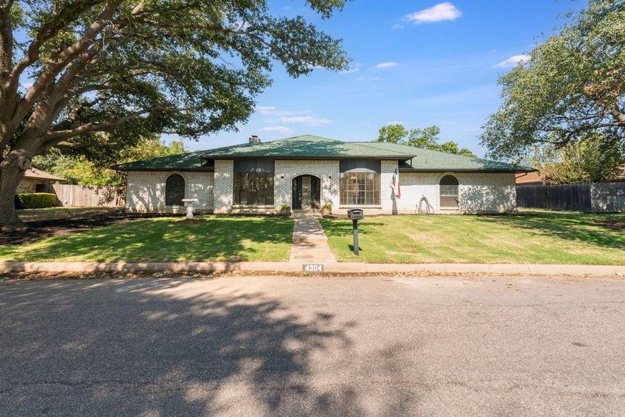 4304 French Lake Drive, Fort Worth, TX 76133