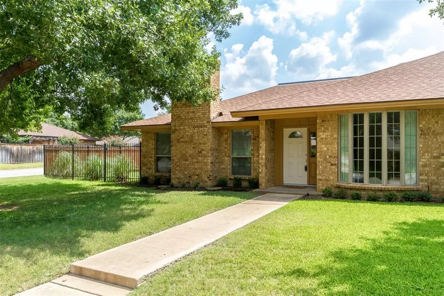 5201 Ledgestone Drive, Fort Worth, TX 76132