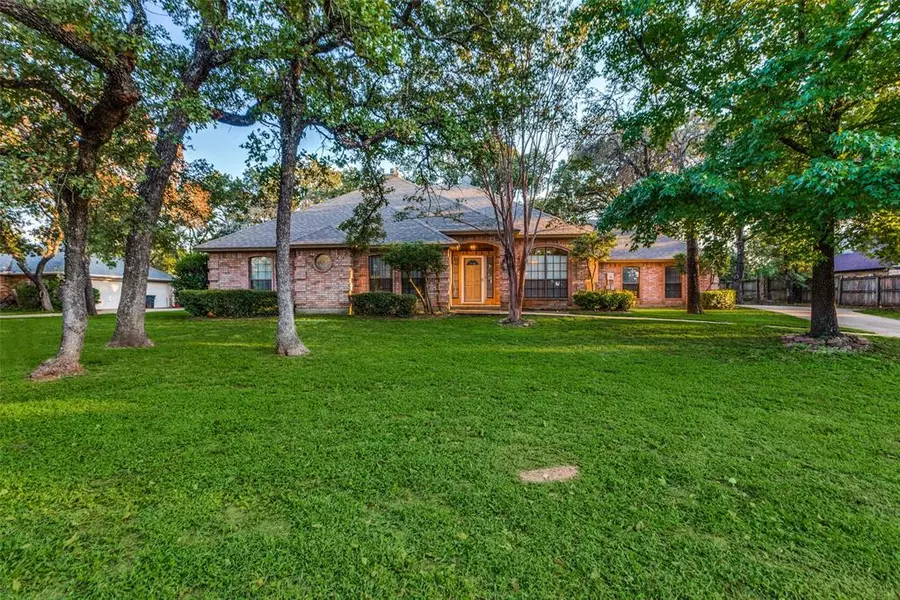 204 William Wallace Drive, Burleson, TX 76028