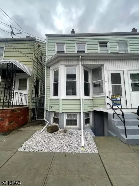 31 Catherine St, Elizabeth City, NJ 07201