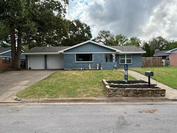 1116 Karla Drive, Hurst, TX 76053