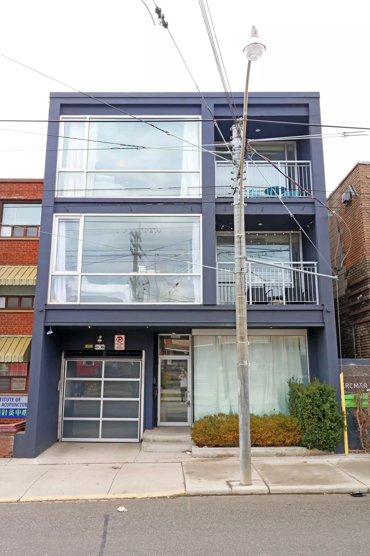 Toronto C01, ON M5T 2R9,214 Bathurst ST #1B