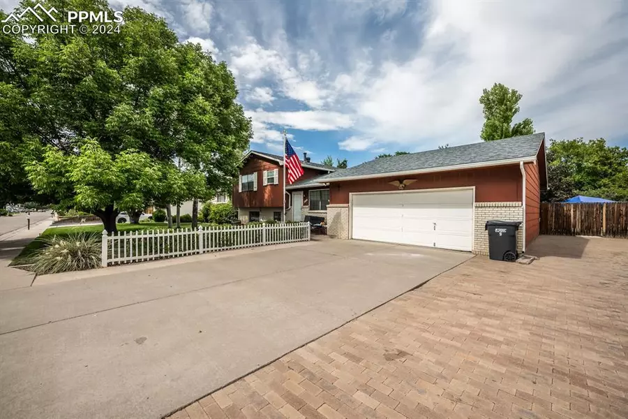 300 Starlite DR, Pueblo, CO 81005