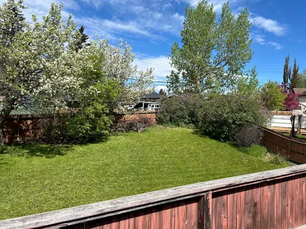 Calgary, AB T3E 4K9,2731 Grant CRES SW