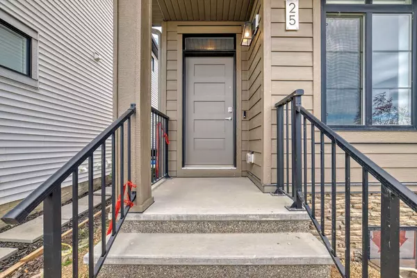 25 Silverton Glen WAY Southwest, Calgary, AB T2X 5B8