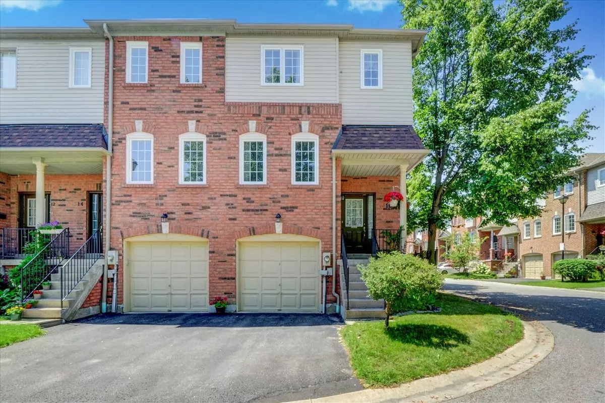 Whitby, ON L1N 9M6,16 Aspen Park WAY