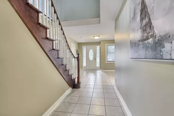 Bradford West Gwillimbury, ON L3Z 2S4,14 Gres CT