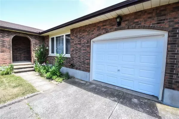 St. Catharines, ON L2M 7G5,24 SHADE TREE CRES