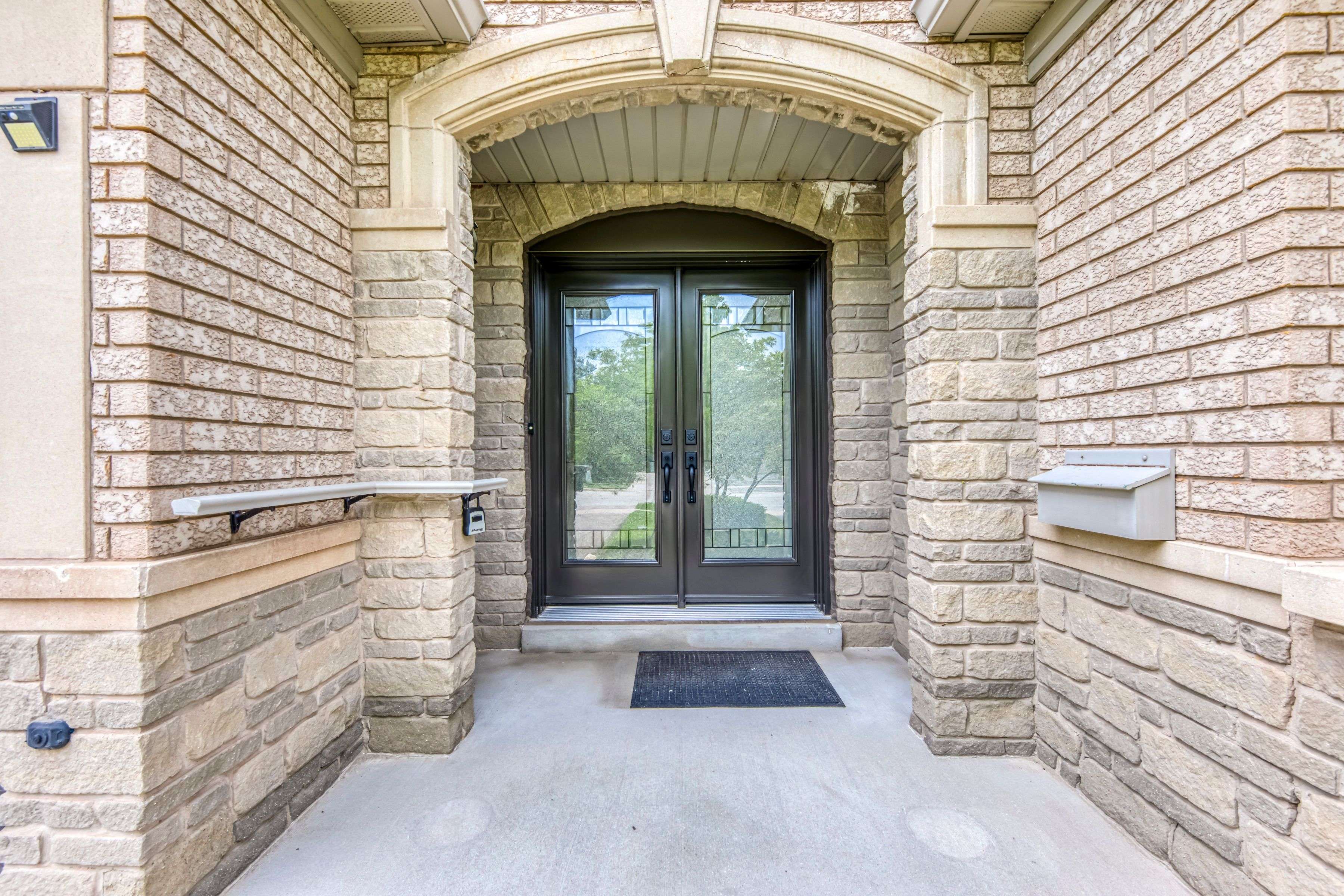 Oakville, ON L6H 6J3,2250 Rockingham DR #4