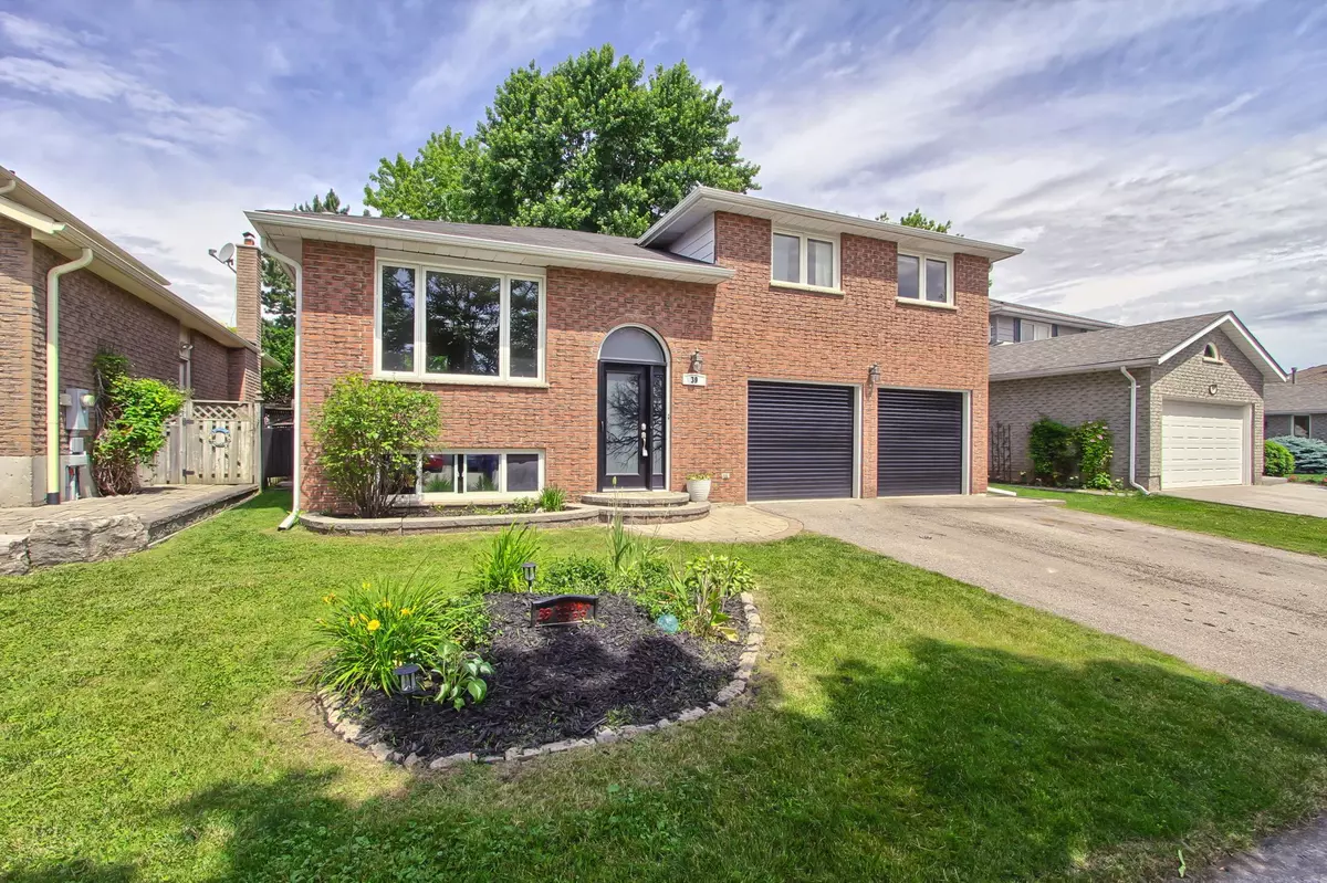 Bradford West Gwillimbury, ON L3Z 2M4,39 Crown CRES