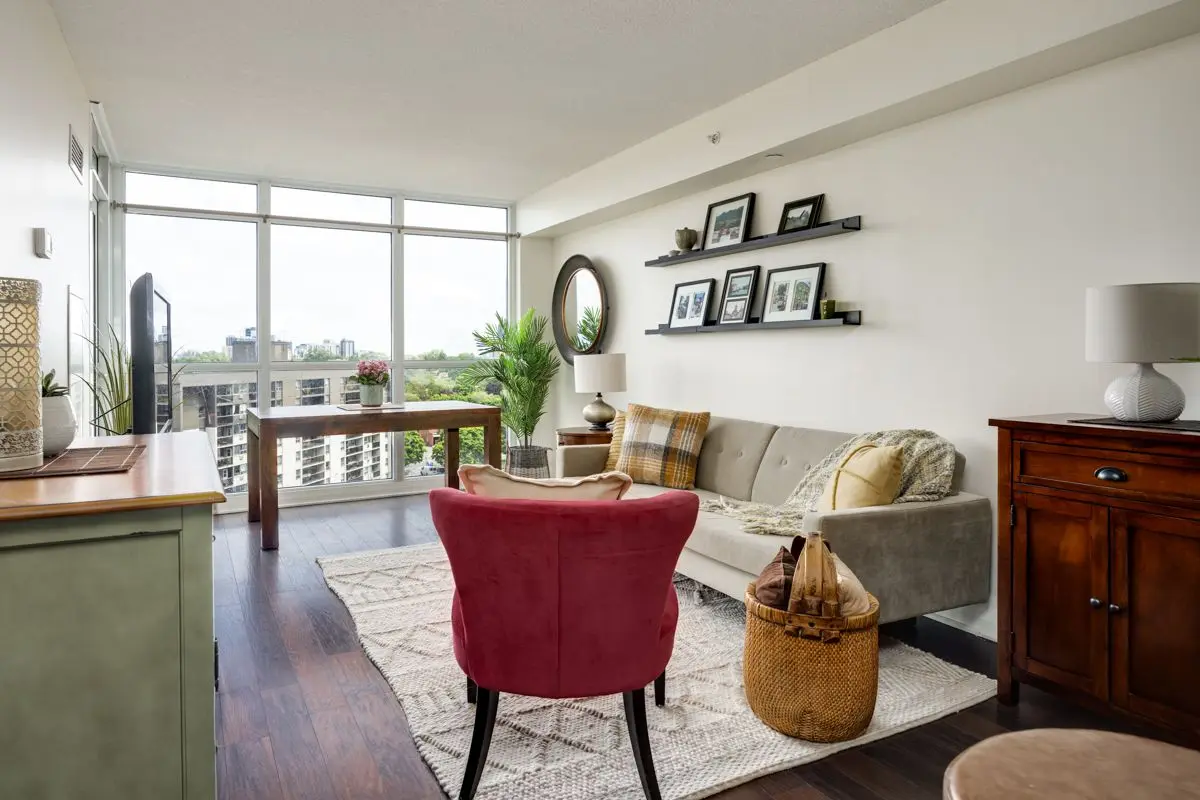 1 Valhalla Inn RD #810, Toronto W08, ON M9B 1S9