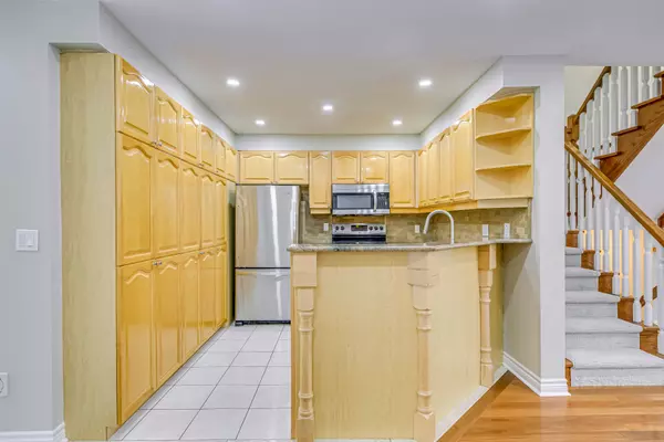 Oakville, ON L6H 6J3,2250 Rockingham DR #4