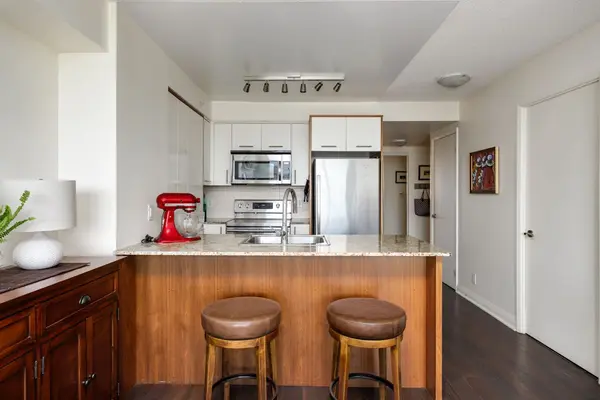 1 Valhalla Inn RD #810, Toronto W08, ON M9B 1S9