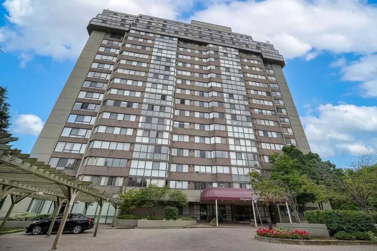 Mississauga, ON L5C 4H3,880 Dundas ST W #404