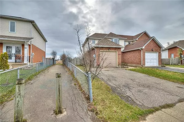 Thorold, ON L2V 5A5,115 DEVINE CRES