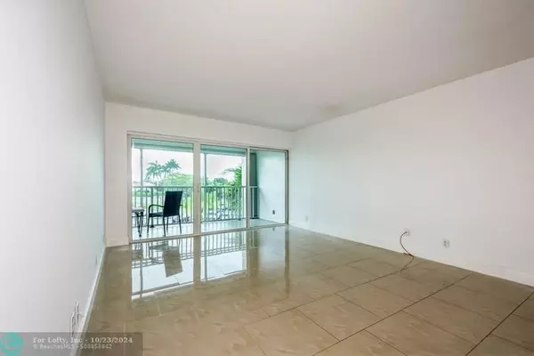 Weston, FL 33326,120 Lakeview Dr  #314