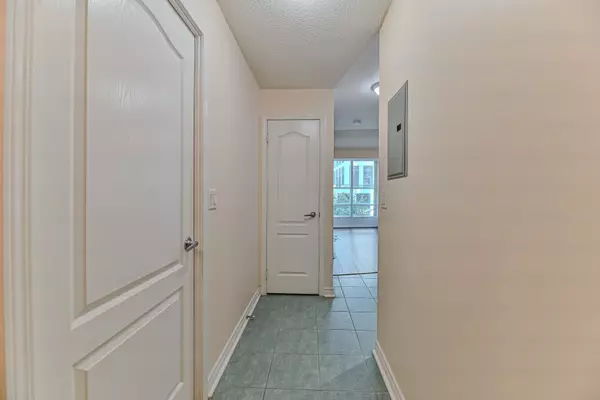 Mississauga, ON L5B 4M2,33 Elm DR W #502