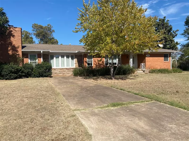 704 Alice Avenue, Lindsay, OK 73052