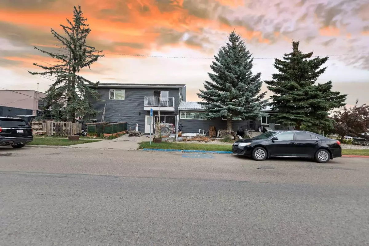 Strathmore, AB T1P 1B9,413 3 ST