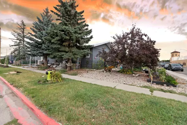 Strathmore, AB T1P 1B9,413 3 ST