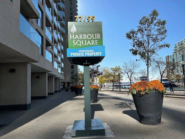 Toronto C01, ON M5J 2S2,77 Harbour SQ #3207