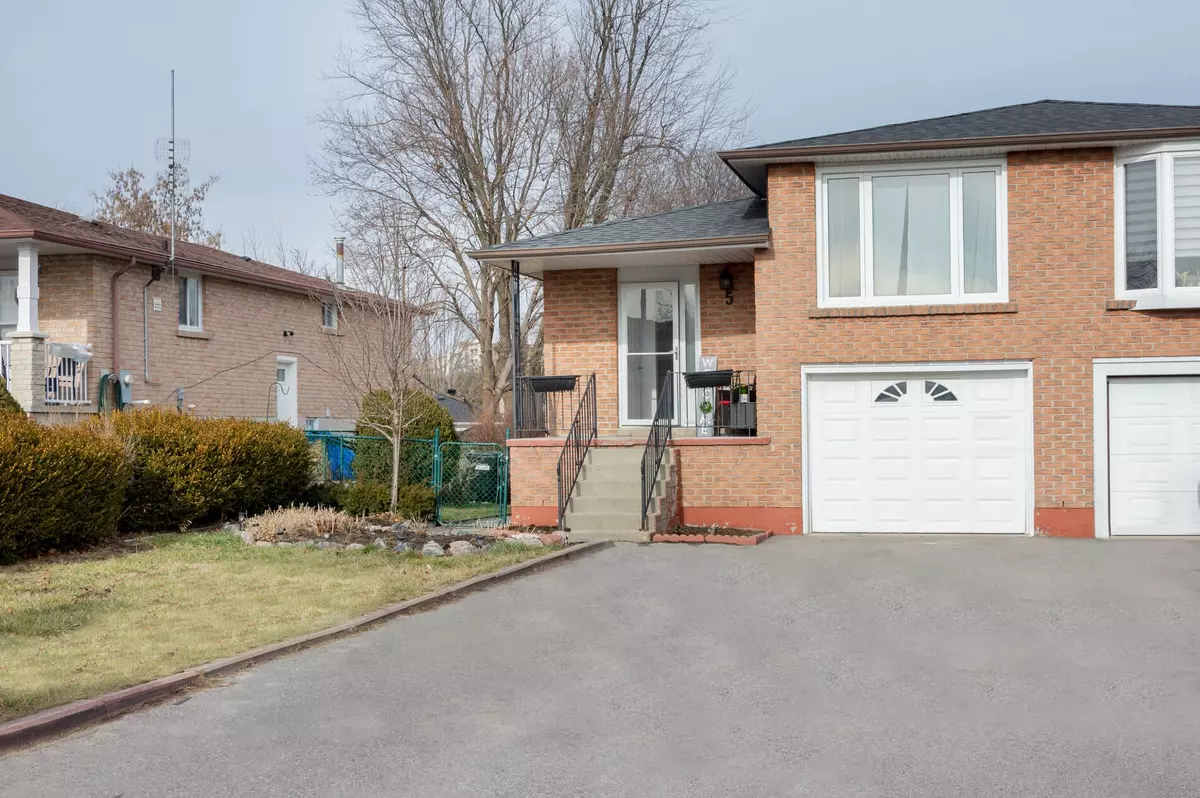 Bradford West Gwillimbury, ON L3X 2C2,5 Maple CT