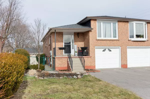 Bradford West Gwillimbury, ON L3X 2C2,5 Maple CT