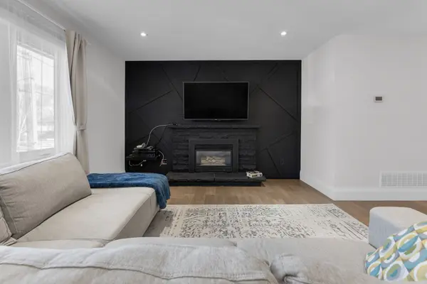 Grimsby, ON L3M 1K1,22 Hazelwood AVE