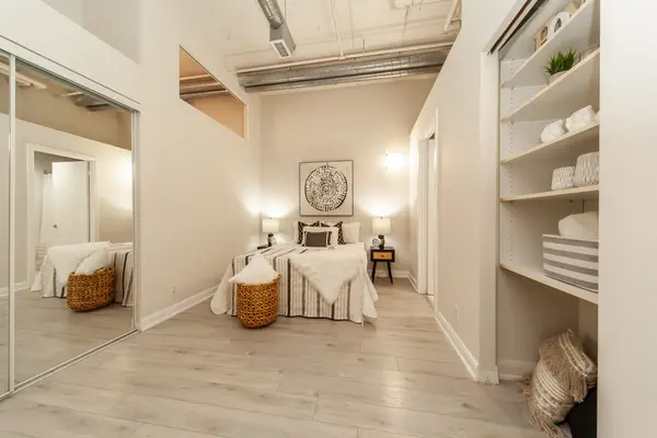 Toronto C01, ON M5V 2Y6,700 King ST W #503