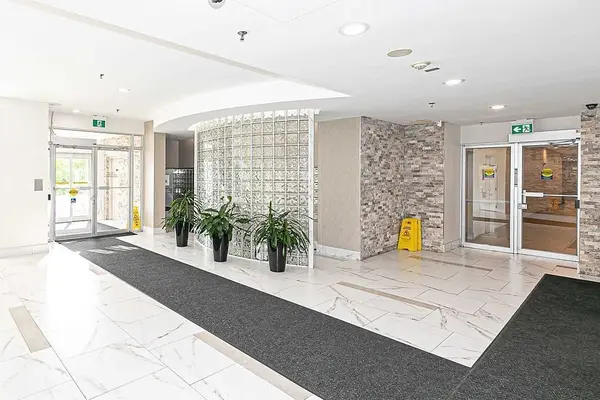 Toronto E04, ON M1P 4Z3,2550 Lawrence AVE E #1015