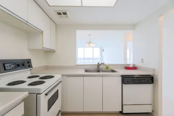 Toronto E04, ON M1K 5J5,5 Greystone Walk DR #915