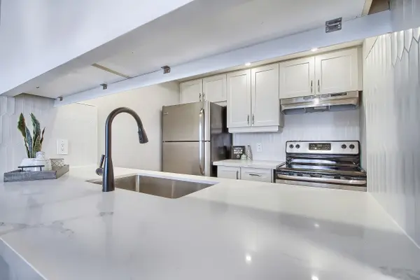 Barrie, ON L4N 7R6,75 Ellen ST #512