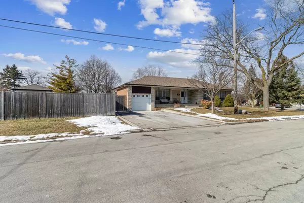 Toronto W05, ON M9M 1P3,61 Coral Gable DR