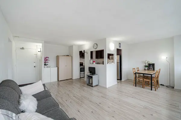 Toronto C11, ON M3C 2Z1,100 Leeward Glenway #1812